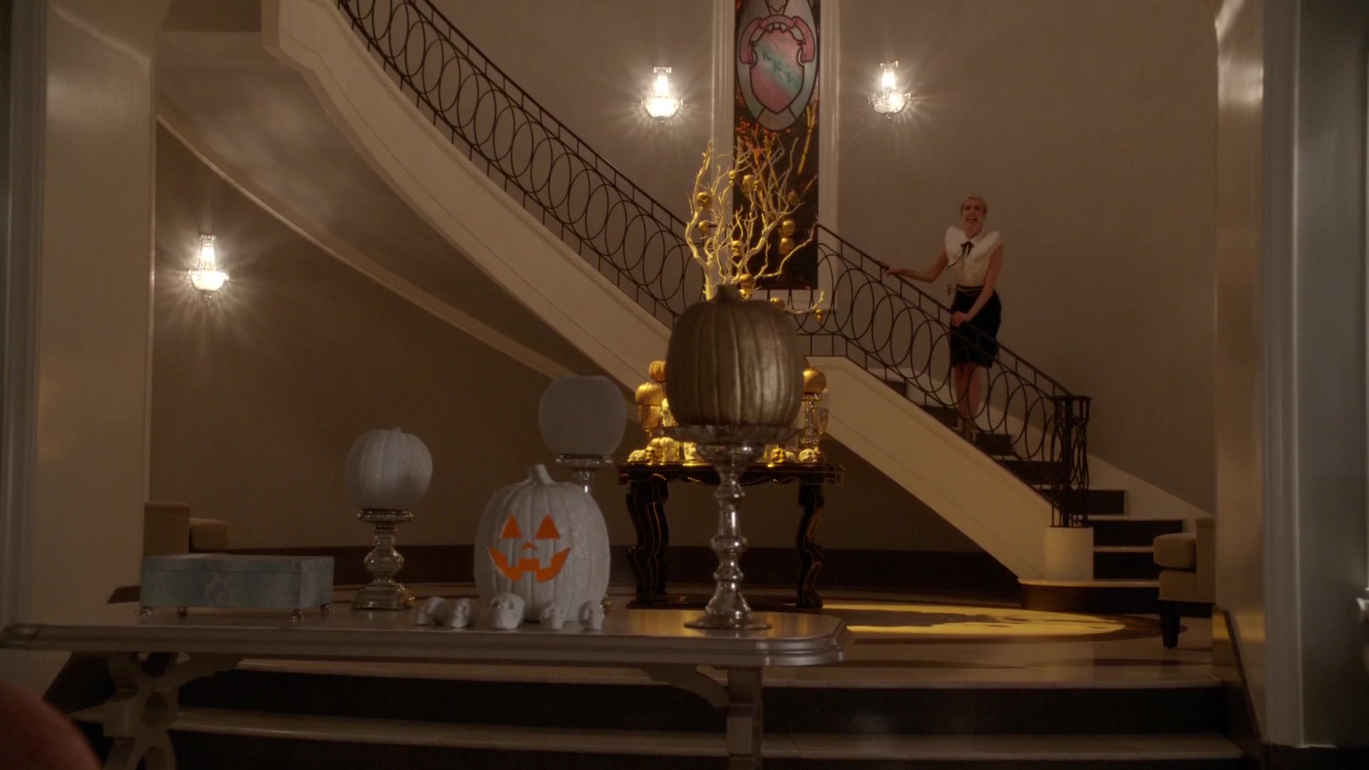 1x06-seven-minutes-in-hell-ero106-021-emma-roberts-online-photo